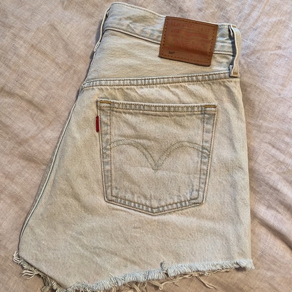 Levi’s 501 Hi Rise Women’s Light Blue Pink Tint Raw Hem Shorts/Sz:28 - Picture 5 of 7